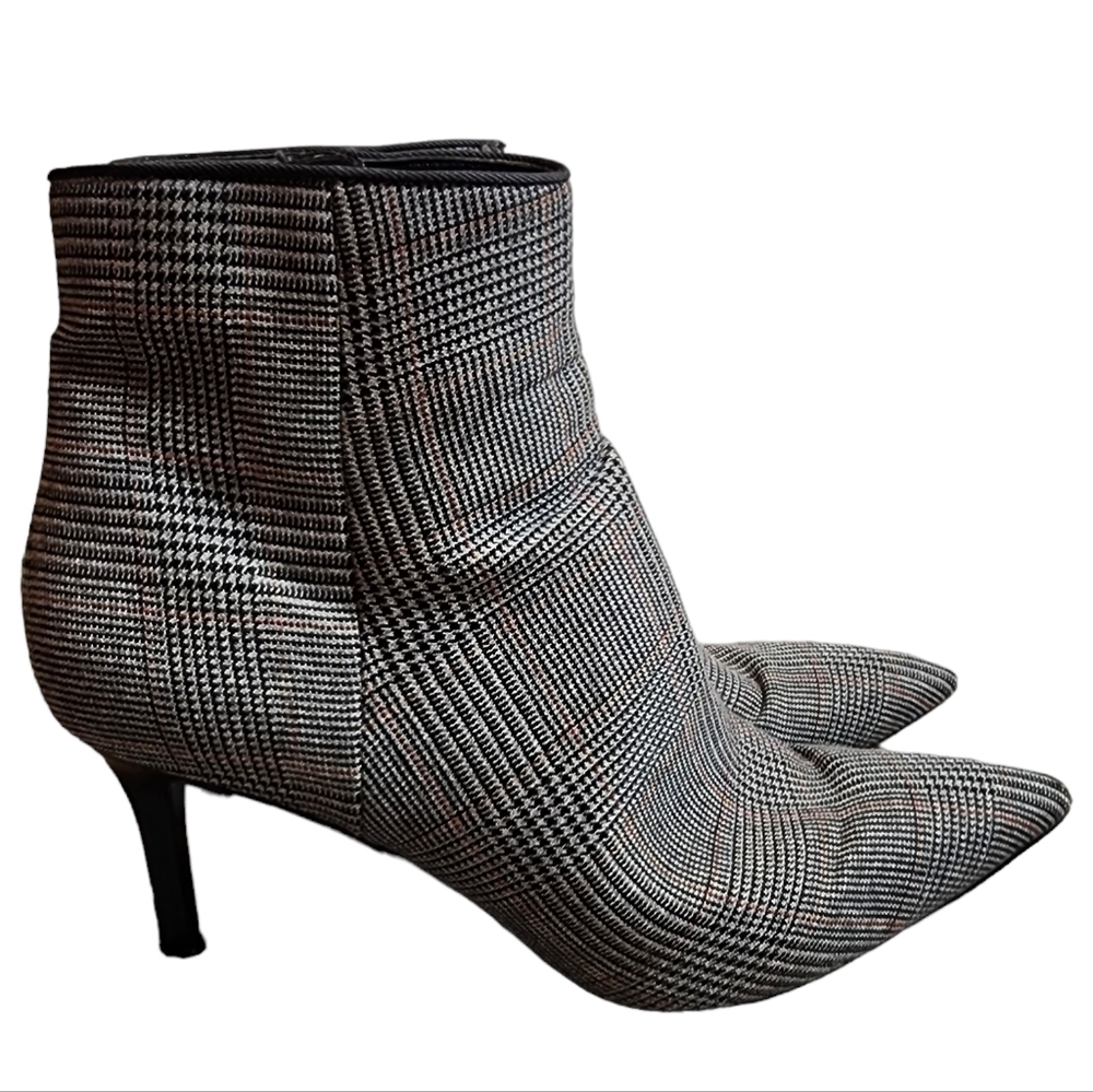 Cabi Dandy Glen‎ Plaid booties. Black red white. Side zip. pointed. Size 9.